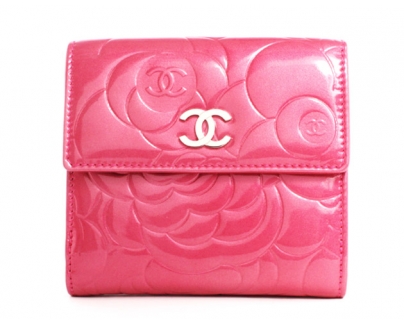シャネル スーパーコピー CHANEL カメリア エナメル 二つ折財布 ピンク＆シルバー A47422