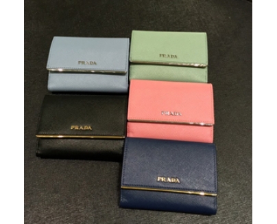 《ギフト包装でプレゼントに人気♪》PRADAサフィアノ財布