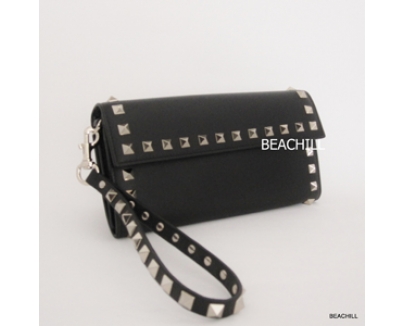 ヴァレンティノスーパーコピー VALENTINO☆人気RockStud持ち手付き長財布“BLACK”LW0P0225BOL