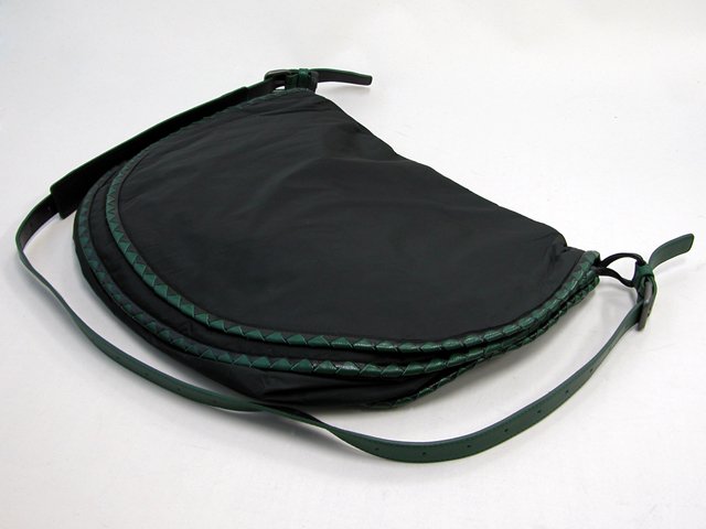 BOTTEGAVENETA ショルダーバッグ 248542VO561-1083 ブラック×グリーン