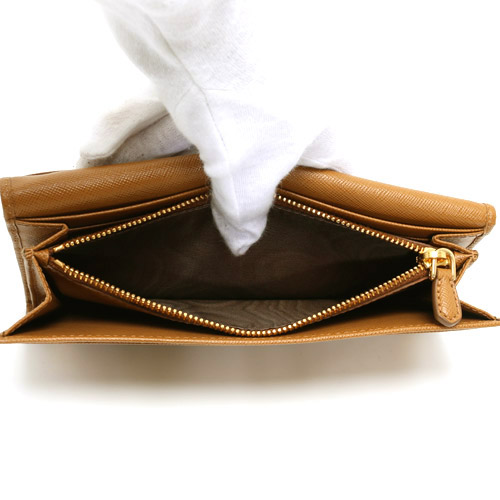 プラダ 財布 韓国 スーパーコピー TRIANG 三角ロゴプレート カーフレザー 長財布 キャラメル CARAMEL 1M1132 ZLR 98L 