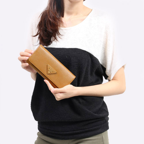 プラダ 財布 韓国 スーパーコピー TRIANG 三角ロゴプレート カーフレザー 長財布 キャラメル CARAMEL 1M1132 ZLR 98L 